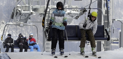 Víkendové počasí lyžařům moc nepřálo, i tak byla návštěvnost areálů dobrá (ilustrační foto).