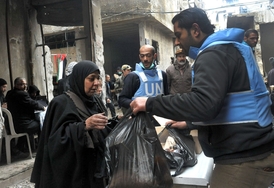 Jednání se v první fázi zřejmě zaměří na otázku pomoci civilistům. Na snímku pracovníci OSN rozdávající zásoby obyvatelům Homsu.
