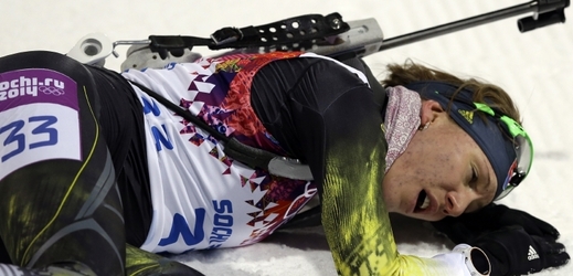Vyčerpaná, ale zlatá! Anastasia Kuzminová v cíli biatlonového sprintu.