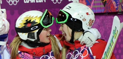 Stříbrná Chloé a zlatá Justine Dufour-Lapointová a jejich olympijská radost.