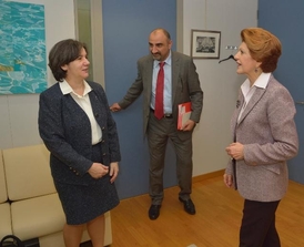 Mirtha María Castrová (vlevo), šéfka mise Kuby v Bruselu, s eurokomisařkou Androullou Vassiliouvou.
