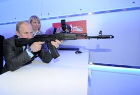 Ruský prezident Putin slibuje zbrojařům stále více peněz.