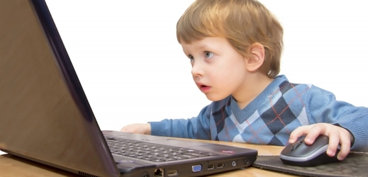 Rodiče pustí dítě na počítač v průměru v osmi letech (ilustrační foto).