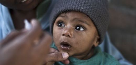 Pákistánské dítě dostává vakcínu proti obrně.