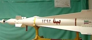 Nová íránská raketa krátkého doletu řízená laserem.