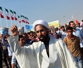 Lidé slaví v ulicích Teheránu 35. výročí islámské revoluce.