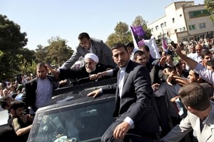 Íránský prezident Rúhání v ulicích Teheránu.
