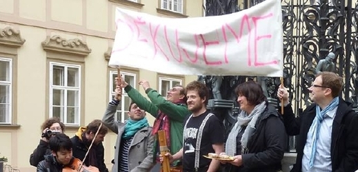 Setkání aktivistů z iniciativy Žít Brno na nádvoří brněnské nové radnice.