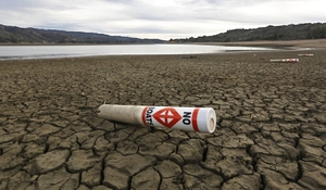 Sucho v Kalifiornii. Záběr jezera Mendocino u Ukiahzu lz letošního února