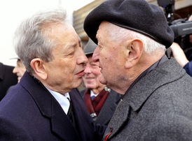 První polistopadový předseda Komunistické strany Slovenska a zeť Vasila Biľaka Jozef Ševc (vlevo) a bývalý vysoký funkcionář KSČ Jan Fojtík.