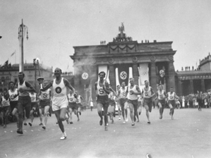 Olympijská pochodeň u Braniborské brány roku 1936.