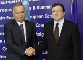 Prezident Karimov (vlevo) na jedné ze svých diplomatických cest.