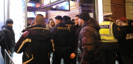 Police o víkendu kontrolovala některé z podniků v centru města, kam Dánové vyrazili za zábavou. 