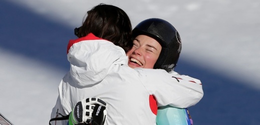  Na hrách v Soči zajely shodný čas Švýcarka Dominique Gisinová a Slovinka Tina Mazeová (čelem) a obě získaly zlatou medaili. 