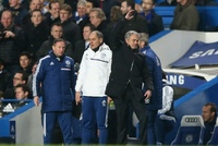 Naštvaný manažer Chelsea José Mourinho (vpravo).