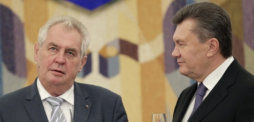 Český prezident Miloš Zeman (vlevo) a jeho ukrajinský protějšek Viktor Janukovyč.
