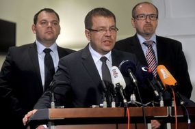 Rebelující poslanci Jan Florián, Petr Tluchoř a Ivan Fuksa. Poslední dva kvůli dohodě s premiérem Petrem Nečasem skončili ve vazbě.