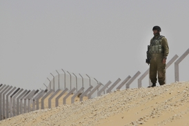 Izraelský voják střežící hranici s Egyptem.