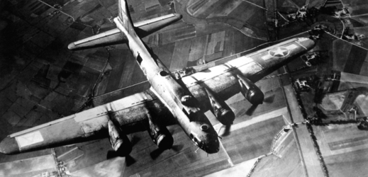 Bombardér B-17 na nad Německem roku 1943 (ilustrační foto).
