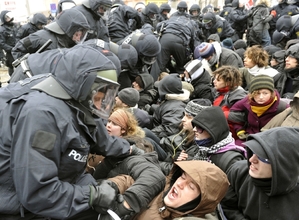 Policie rozbíjí protidemonstraci proti neonacistům v Drážďanech (2012).