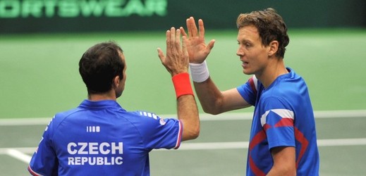 Tomáš Berdych a Radek Štěpánek se radují z vítězství nad Nizozemskem v prvním kole Davis Cupu.