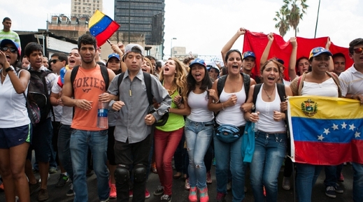 Studenti demonstrují proti vládě v Caracasu.