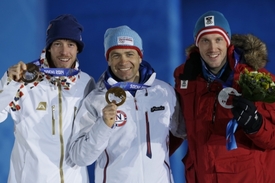 Zlatý norský biatlonista Ole Einar Bjordalen (uprostřed) a bronzový Čech Jaroslav Soukup (vlevo).