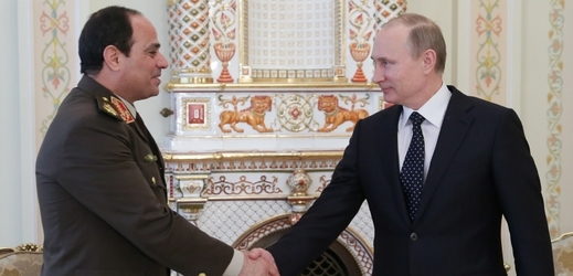 Šéf egyptské armády Abdal Fattah Sísí (vlevo) s ruským prezidentem Vladimirem Putinem.