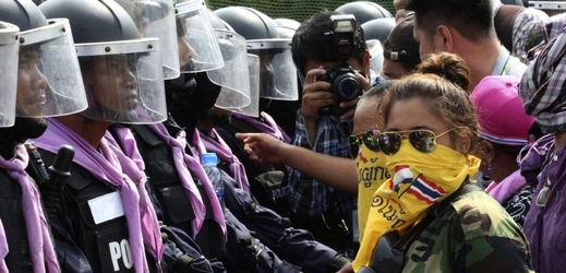 Těžkooděnci se snaží vyhnat demonstranty ze strategických míst v Bangkoku.