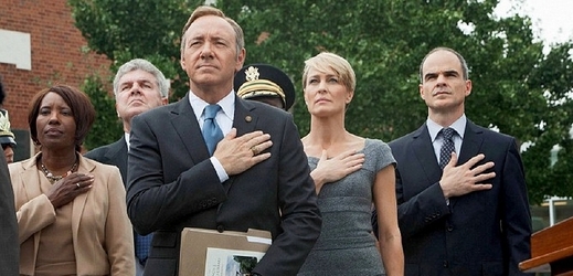 Kevin Spacey a Robin Wrightová, která za roli kongresmanovi manželky získala Zlatý glóbus.