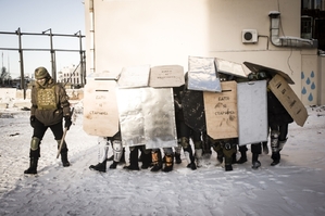 Tvrdé jádro ukrajinských opozičníků cvičí v ulicích.