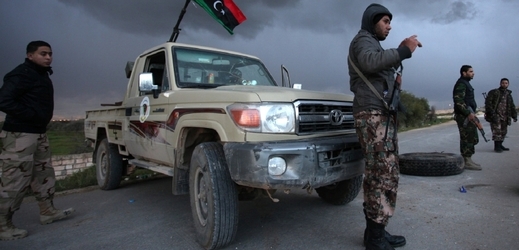 Bezpečnostní opatření na silnici vedoucí z Tripolisu (ilustrační foto).