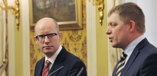 Český premiér Bohuslav Sobotka na návštěvě svého slovenského protějšku Roberta Fica (vpravo).