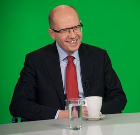 Premiér Bohuslav Sobotka v pražském studiu České televize, kde 16. února vystoupil jako host diskusního pořadu Otázky Václava Moravce.