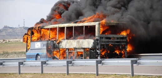Exploze autobusu má čtyři oběti a dvanáct vážně zraněných (ilustrační foto).