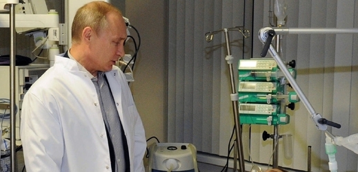 Ruský prezident Vladimír Putin v nemocnici u nemocné lyžařky.