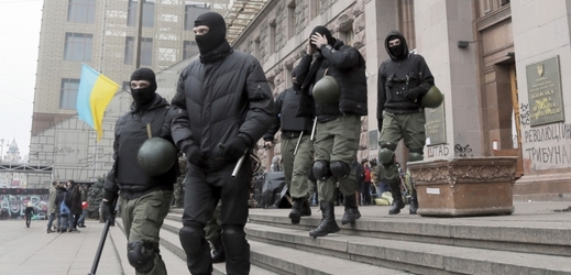 Demonstranti opouštějí kyjevskou radnici.