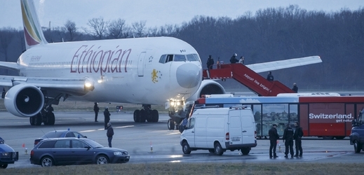 Únosce přinutil piloty, aby přistáli ve švýcarské Ženevě.