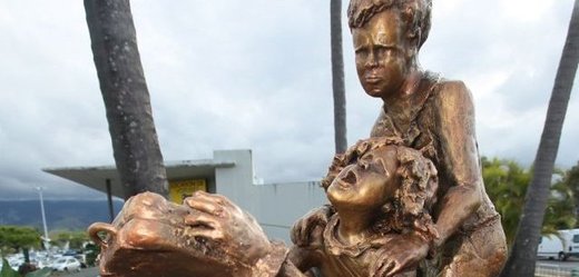 Přesídlené děti mají od podzimu loňského roku památník na réunionském letišti Roland Garros.