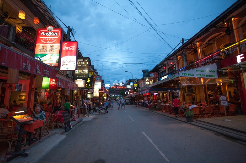 Siem Reap. Nejrychleji rozrůstající se město Kambodže slouží jako křižovatka k tamním slavným památkám. Najdete v něm mnoho hostelů a restaurací, kde si odpočinete před další cestou. (Foto: L. Watcharapol/Shutterstock.com)
