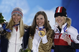 Eva Samková (uprostřed) se zlatou medailí.