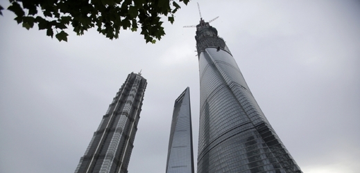 Shanghai Tower (napravo), mrakodrap, který zdolali dva odvážlivci bez jištění.