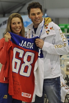 Samkové předal podepsaný dres její oblíbenec Jaromír Jágr.