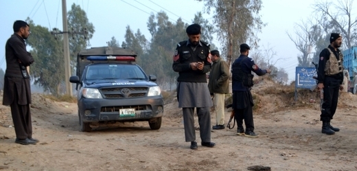 Bezpečnostní jednotky na místě útoku v Péšaváru.