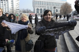 Ženy v Kazachstánu protestují proti zákazu krajkového spodního prádla.