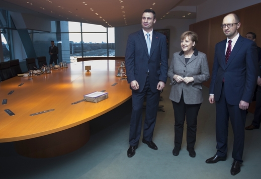 Angela Merkelová s Vitalijem Kličkem (vlevo) a Arsenijem Jaceňukem.
