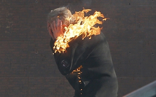 Děsivé foto hořícího muže.