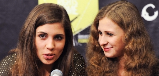 Naděžda Tolokonnikovová (vlevo) a Marija Aljochinová.
