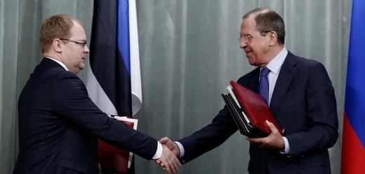 Estonský ministr zahraničí Urmas Paet (vlevo) a jeho ruský protějšek Sergej Lavrov.