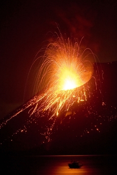 Výbuch sopky Anak Krakatau (ilustrační foto).